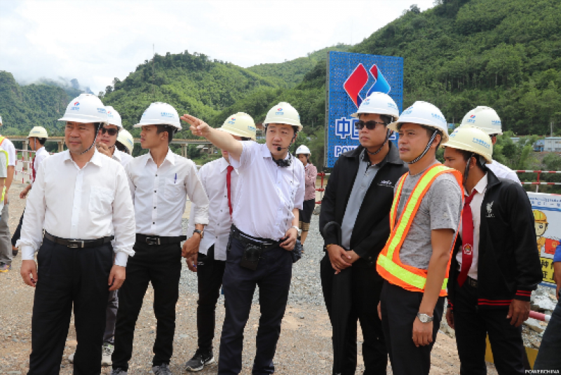 老撾當(dāng)?shù)卮髮W(xué)師生到南歐江水電站參觀學(xué)習(xí)