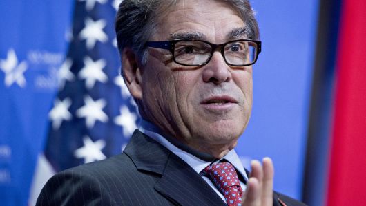 能源部門里克佩里說，對(duì)化石燃料的“頑固反對(duì)”可能使數(shù)十億人陷入貧困