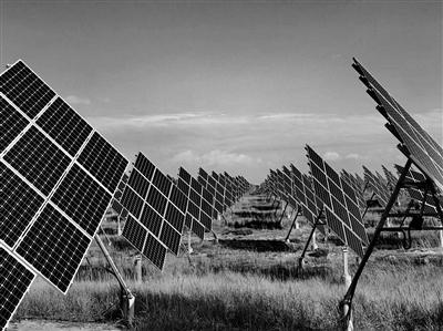 走進(jìn)青海共和多能互補(bǔ)光伏發(fā)電基地 儲能項目發(fā)揮重要作用