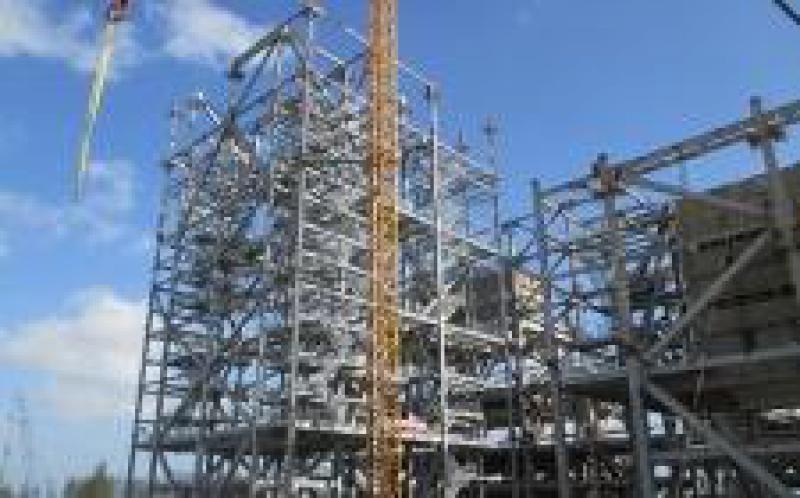 明古魯項(xiàng)目鍋爐首根大板梁安裝就位