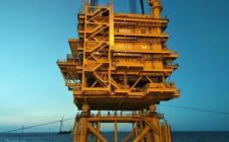 華東院勘測設(shè)計(jì)的亞洲離岸距離最遠(yuǎn)的海上升壓站吊裝成功