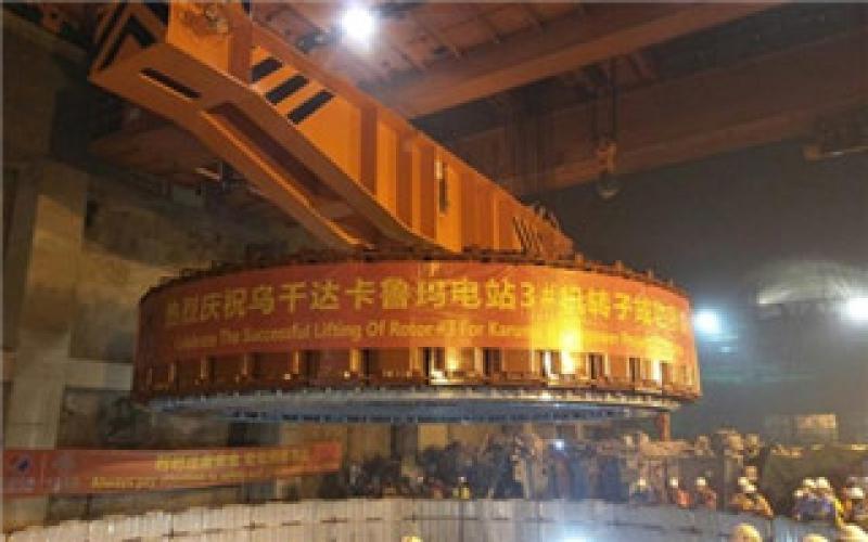 卡魯瑪水電站首臺發(fā)電機轉(zhuǎn)子吊裝成功
