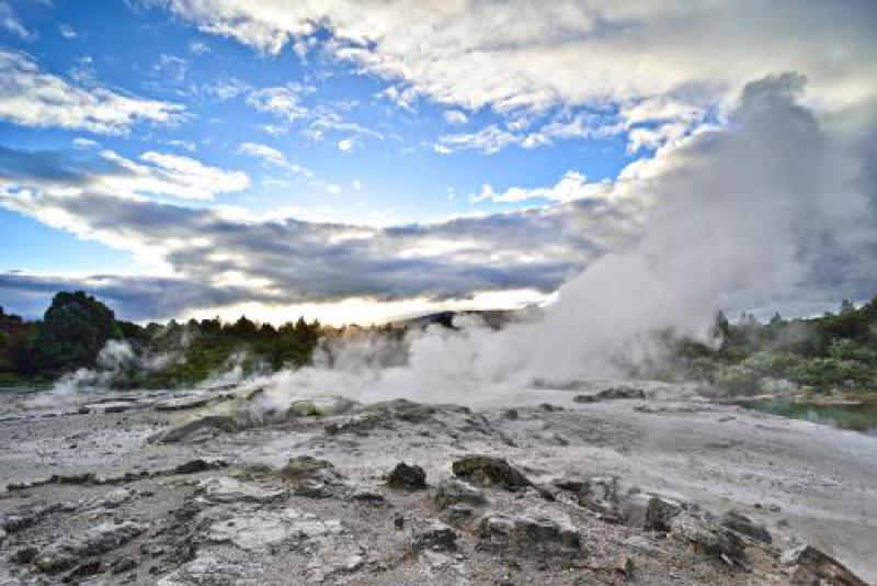 海拔最高、國內單機容量最大的地熱發電機組順利投產發電
