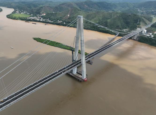 世界首座獨(dú)塔斜拉-懸吊協(xié)作體系橋藤州潯江大橋順利通車(chē)
