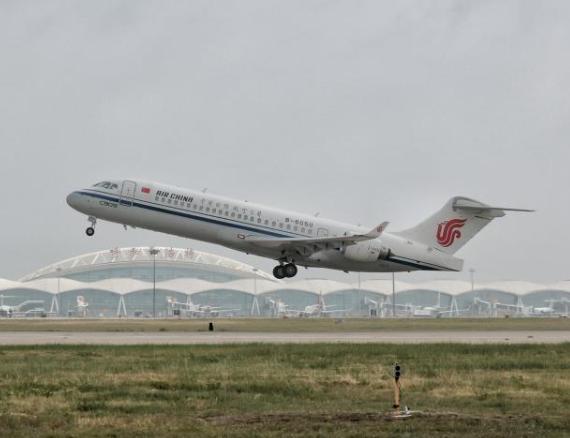 “身披”五星紅旗 國(guó)產(chǎn)飛機(jī)C909首次載旗執(zhí)行國(guó)際商業(yè)航班