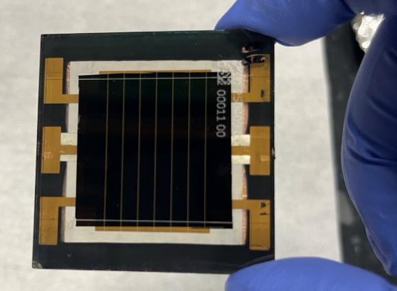 NREL、CubicPV 鈣鈦礦微型太陽能組件效率達 24%