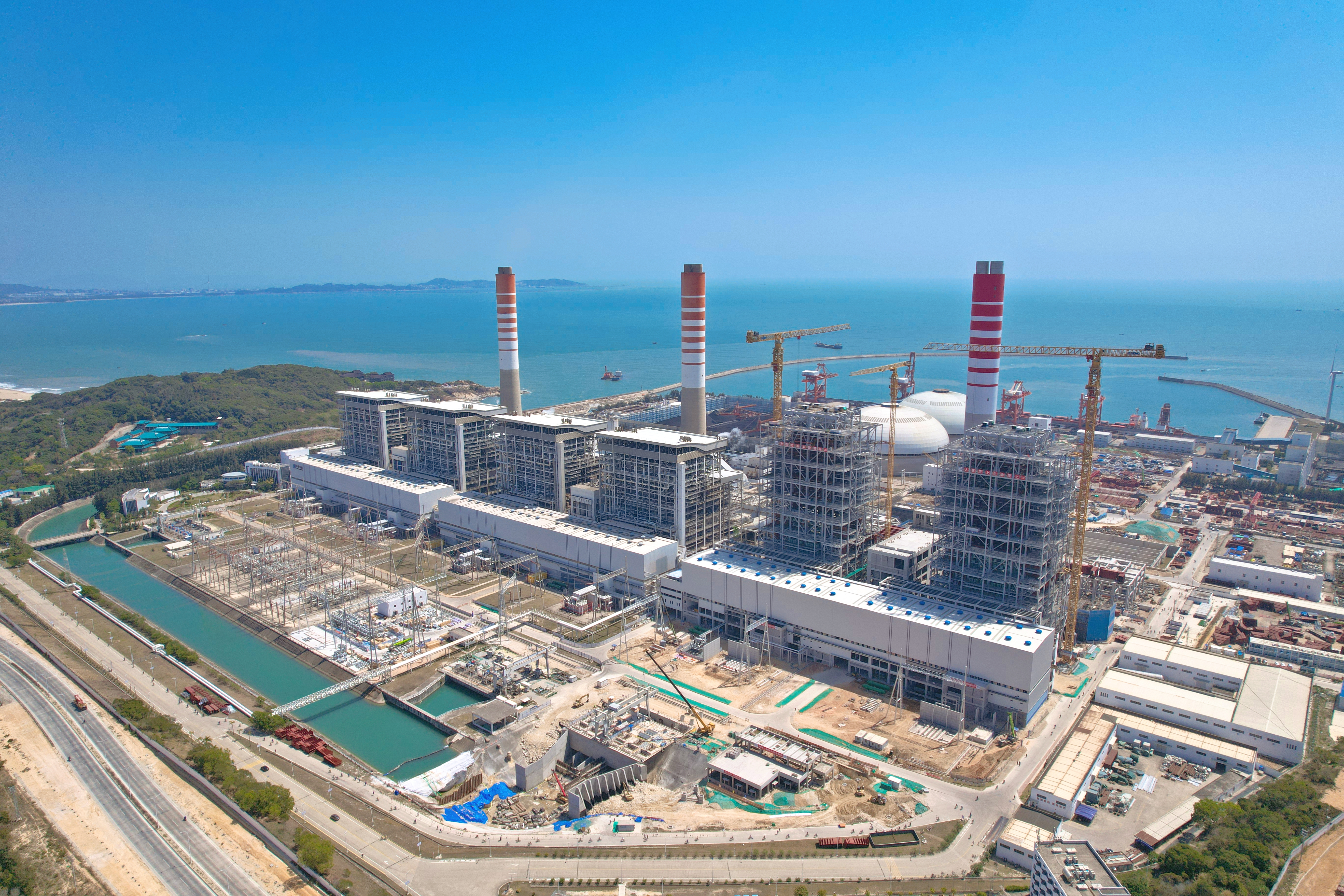 中國能建建筑集團(tuán)華能海門百萬項(xiàng)目5號機(jī)組高加及蒸冷器全部吊裝完成